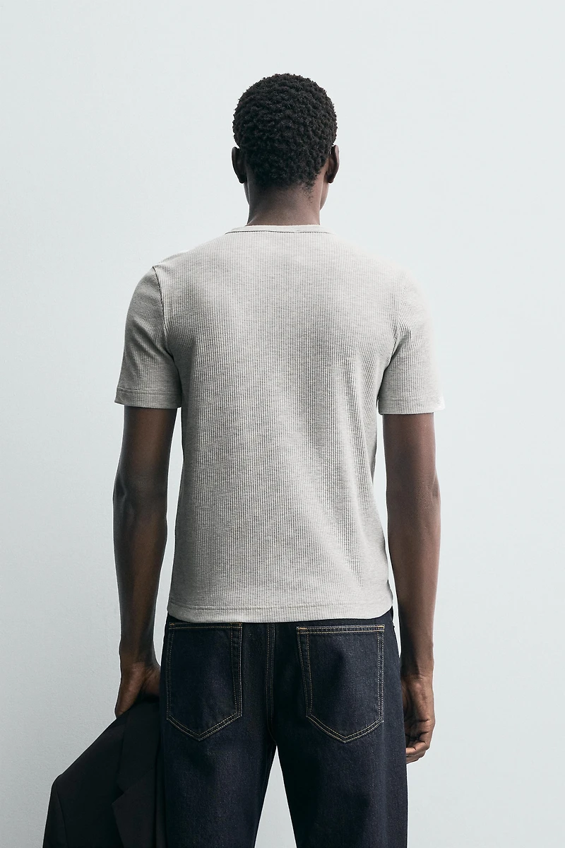 BUTTON-NECK T-SHIRT