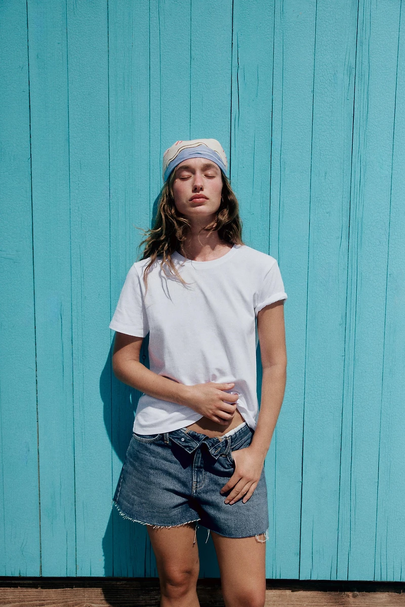 LOW-RISE CUFFED SHORTS