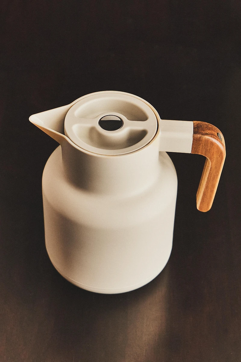THERMAL PITCHER WITH AN ACACIA HANDLE