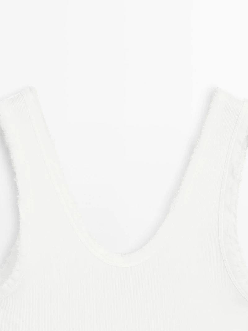 Top avec liseré effiloché en coton mélangé