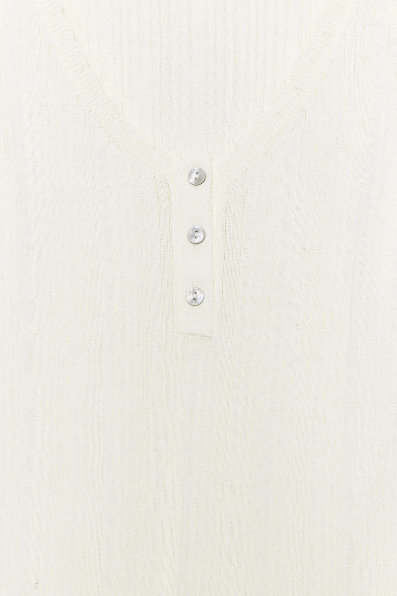 TOP EN MAILLE À DÉCOLLETÉ ROND