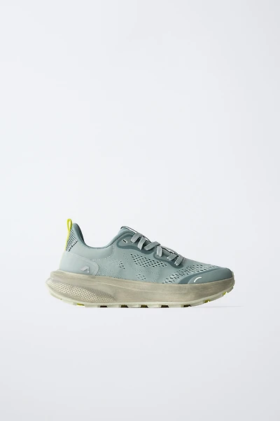 SPORTY SNEAKERS