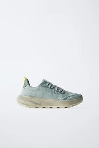 SPORTY SNEAKERS