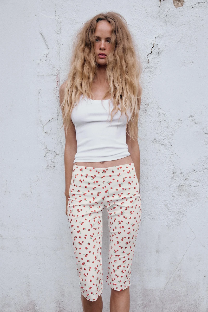 STRAWBERRY PRINT CAPRI PANTS