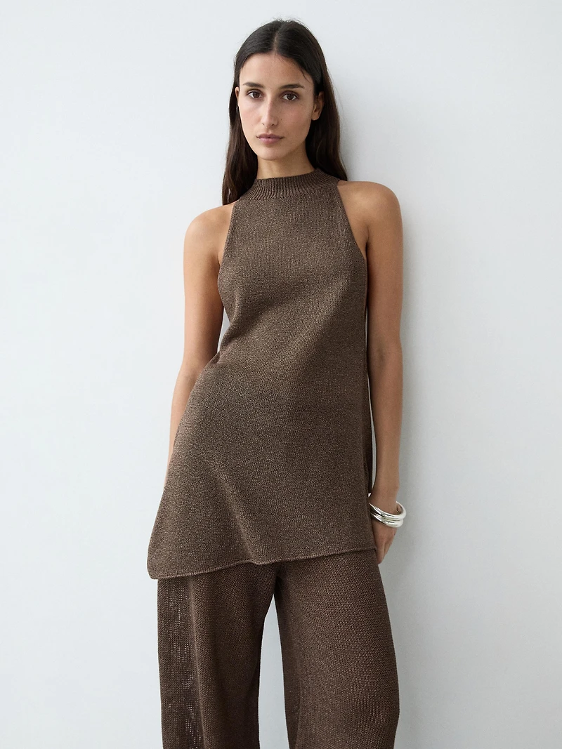 Total look asymmetric halter knit top