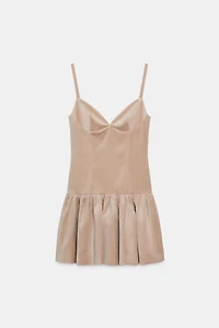 ROBE COURTE À BRETELLES ET VOLUME