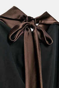 ROBE COURTE ASYMÉTRIQUE AVEC NŒUD