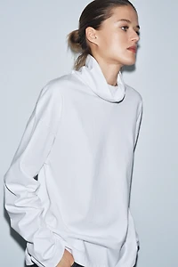 TURTLENECK T-SHIRT