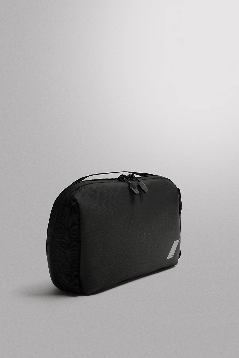 SPORTS TOILETRY BAG