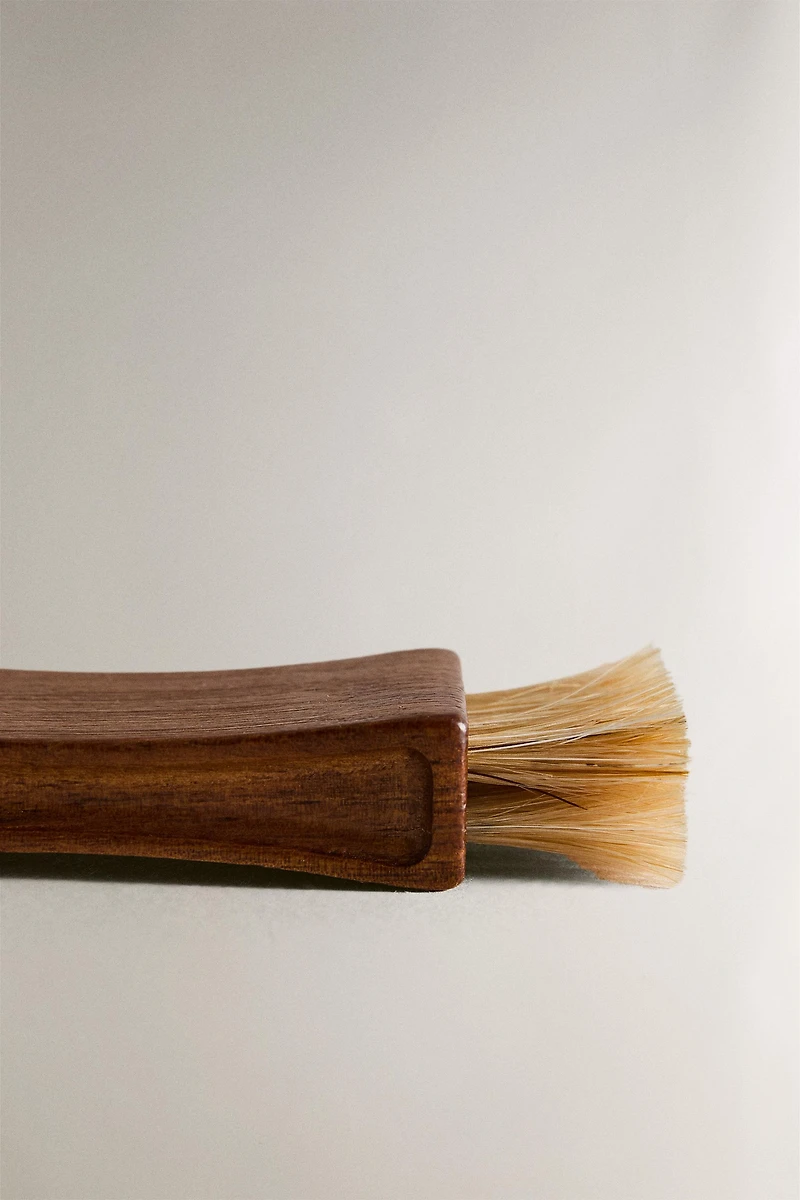 SHOE BRUSH