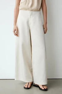 Flowing barrel fit trousers