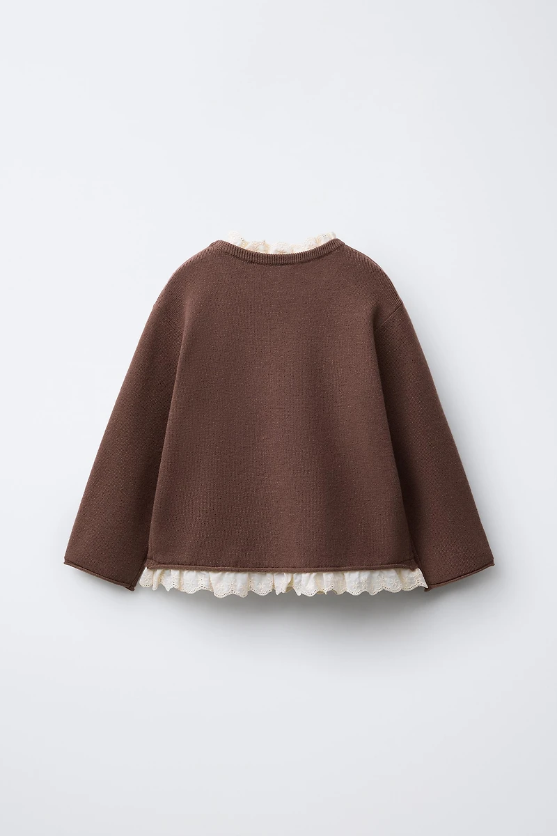 PULL EN MAILLE AVEC BRODERIES DENTELLE