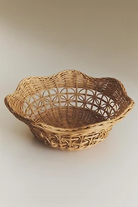 RATTAN BASKET WITH A SCALLOPED EDGE