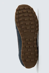 CASUAL SNEAKERS