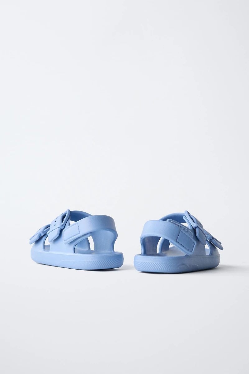 RUBBERIZED BUCKLED SANDALS