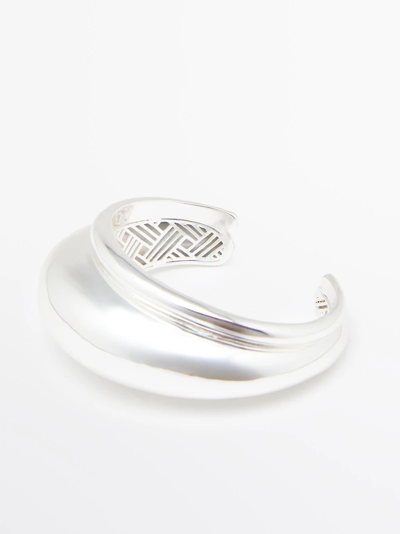 Rigid bracelet with voluminous design
