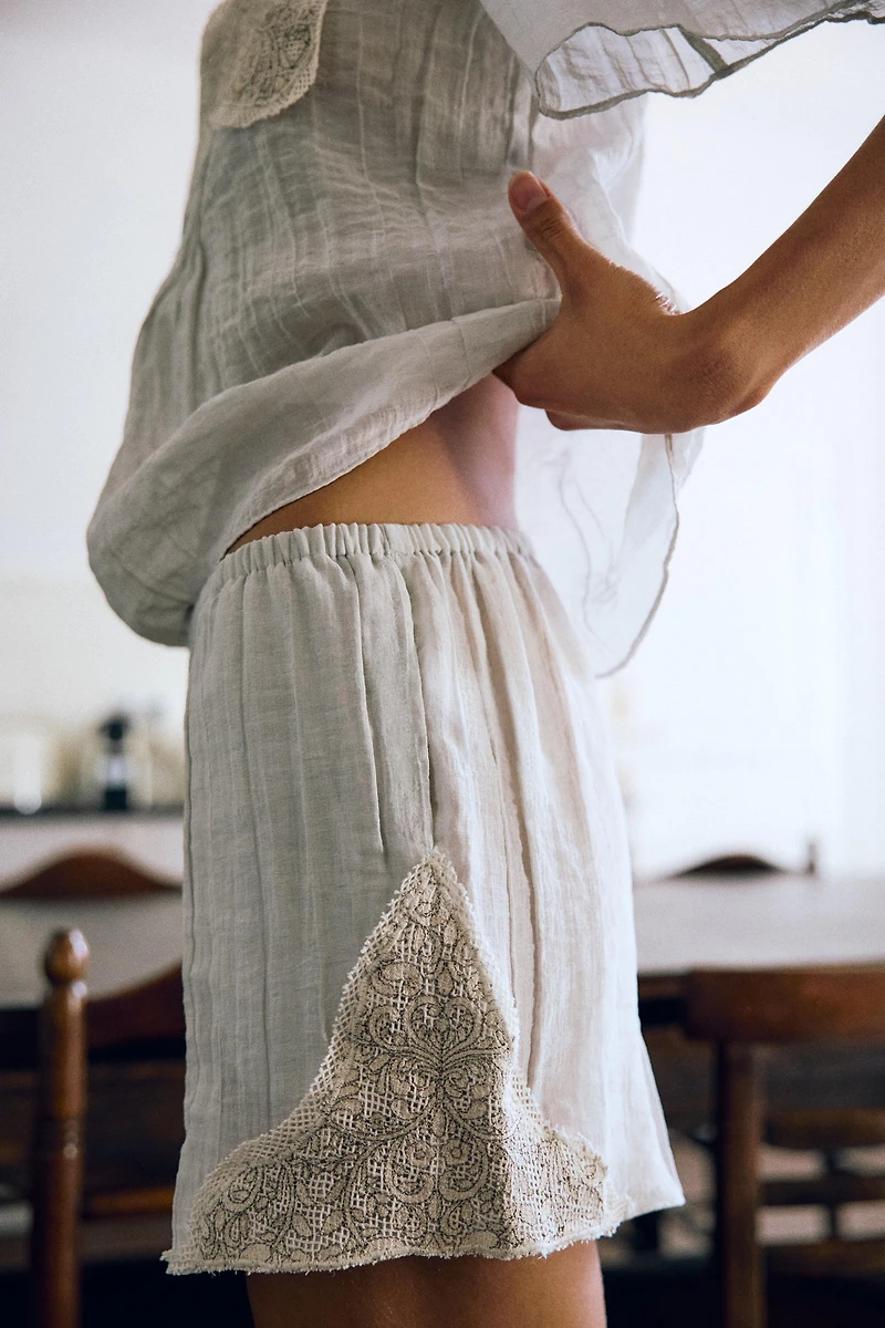 SHORT EN DENTELLE BRODÉE