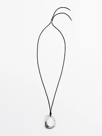 Collier pendentif irrégulier cordon cuir