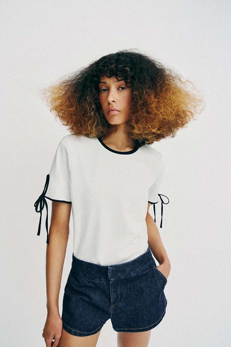 T-SHIRT LISERÉS ET LACETS