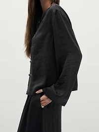 Flowing shirt with stand-up collar