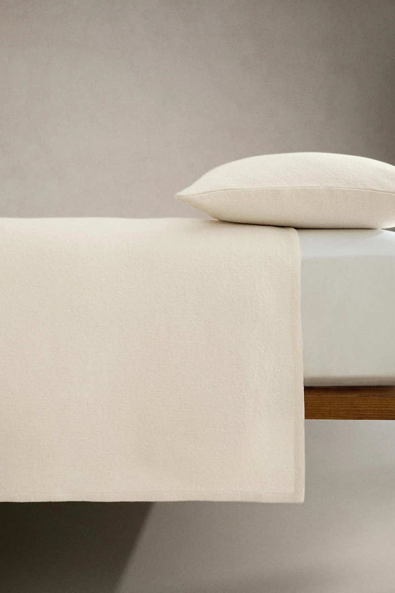 TEXTURED JACQUARD BEDSPREAD