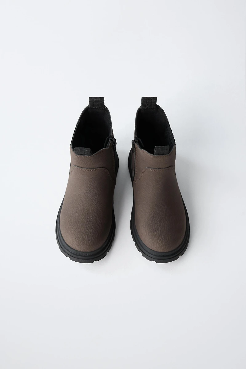 CHELSEA BOOTS
