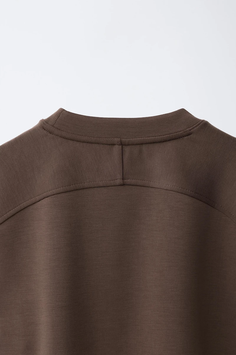 T-SHIRT À LISERÉS EN CONTRASTE AVEC MODAL