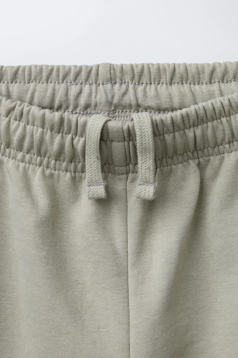 INTERLOCK SWEATSHIRT AND JOGGER SET WITH EMBOSSED TEXT