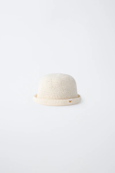BONNET EN CROCHET AVEC ÉTIQUETTE