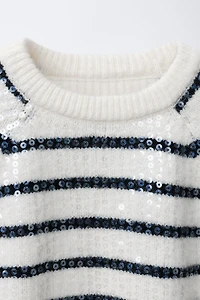 PULL EN MAILLE À RAYURES ET PAILLETTES