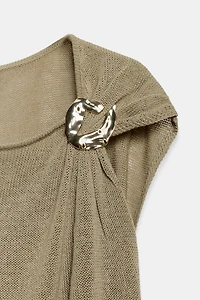 TOP EN MAILLE À FINITIONS