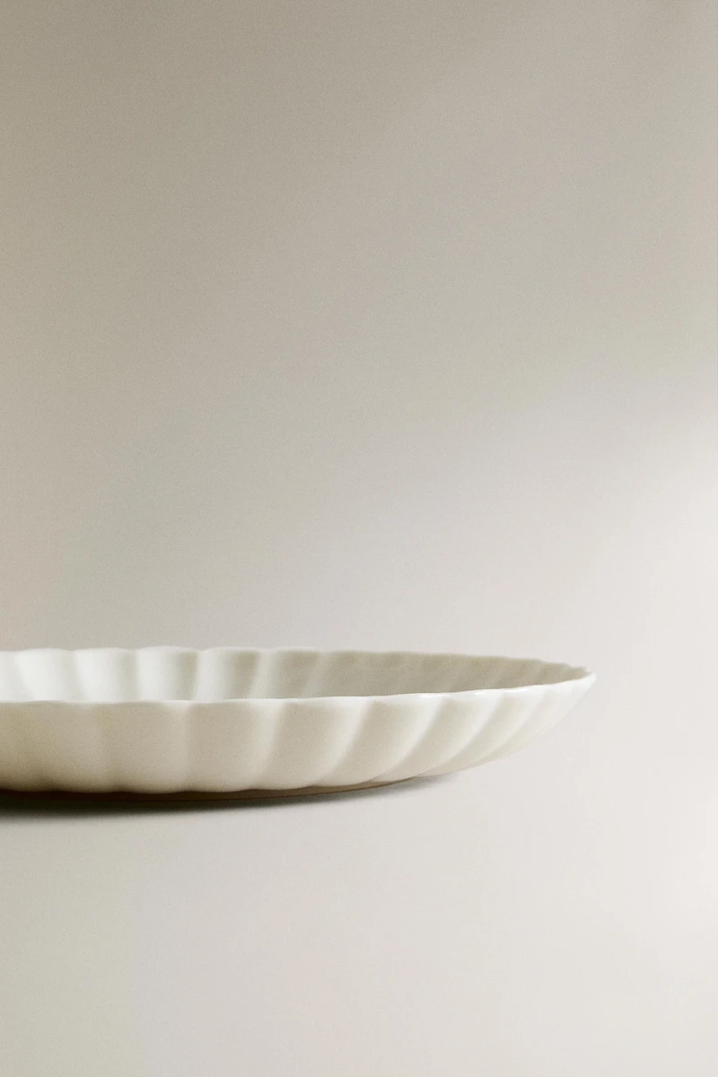SCALLOPED PORCELAIN DESSERT PLATE