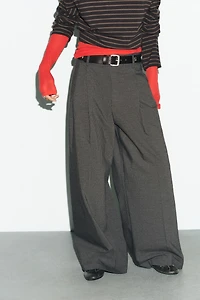 PANTALON À PINCES ET RABATS