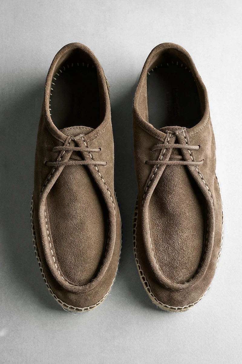 Split leather shoes with moc toe and jute sole
