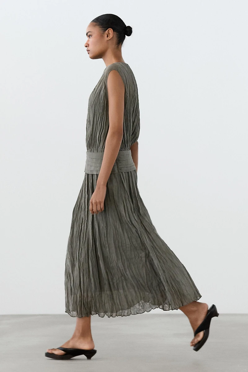 Robe fluide texturée avec ceinture