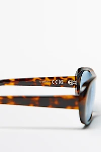 Wide tortoiseshell-effect sunglasses