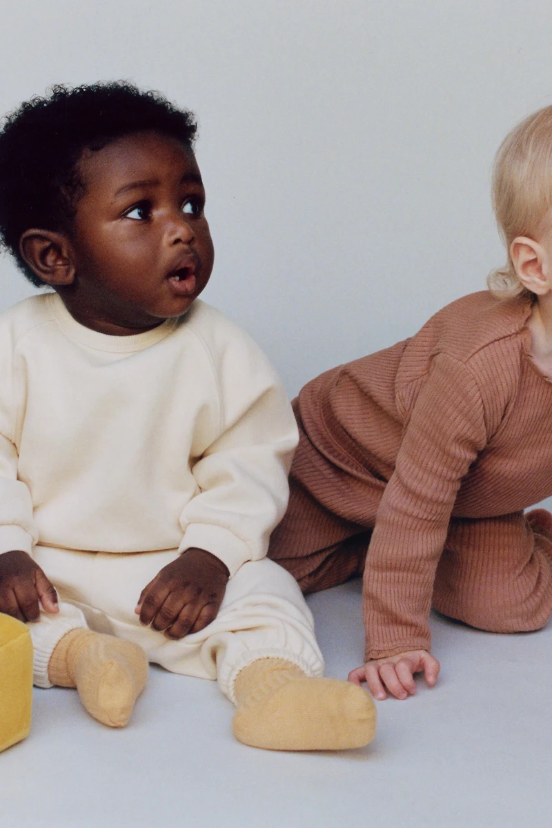 BASIC SWEATSHIRT AND JOGGER PANTS SET