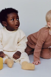 BASIC SWEATSHIRT AND JOGGER PANTS SET