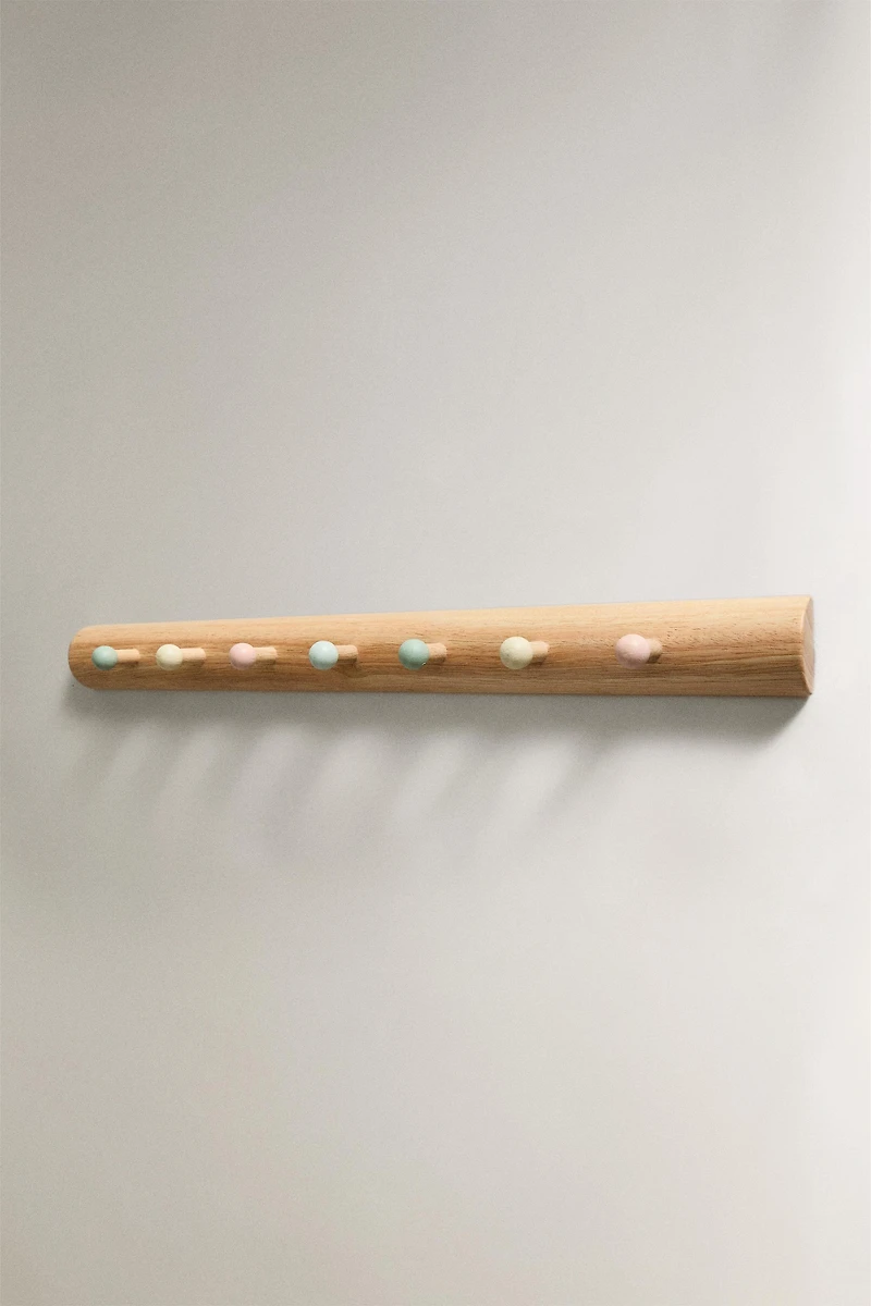 CHILDREN’S MULTICOLORED WALL HANGER