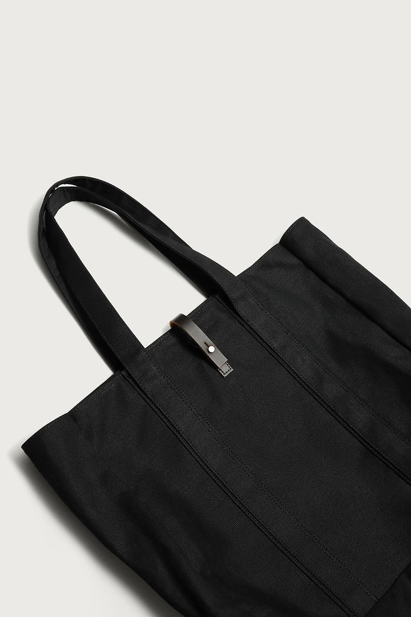 FABRIC SHOPPER WITH LEATHER CLOSURE