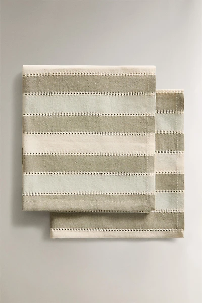 LOT DE SERVIETTES DE TABLE RAYURES ET DENTELLES (LOT DE 2)