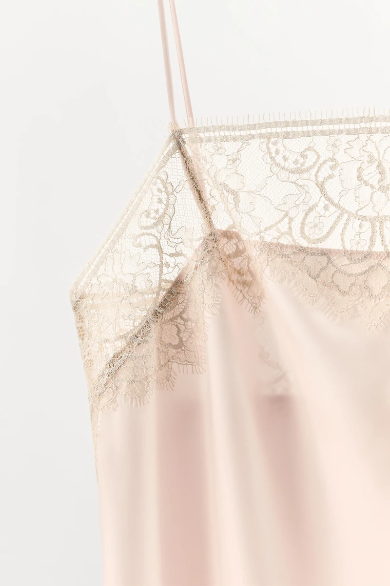 ROBE STYLE LINGERIE SATINÉE ET DENTELLE