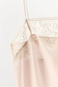 ROBE STYLE LINGERIE SATINÉE ET DENTELLE