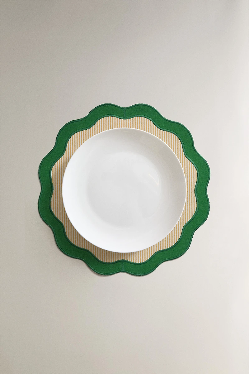 SET DE TABLE RAYURES BORD ONDULÉ