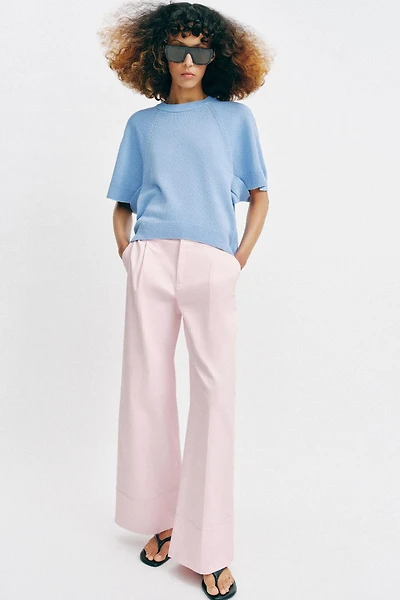 PULL EN MAILLE À BASE ARRONDIE ET MANCHES COURTES