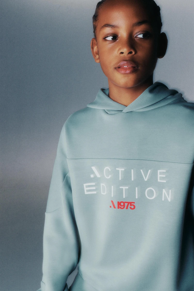 SPORTY HOODED SWEATSHIRT