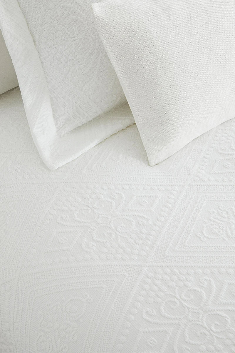 COTTON BEDSPREAD WITH A GEOMETRIC DESIGN