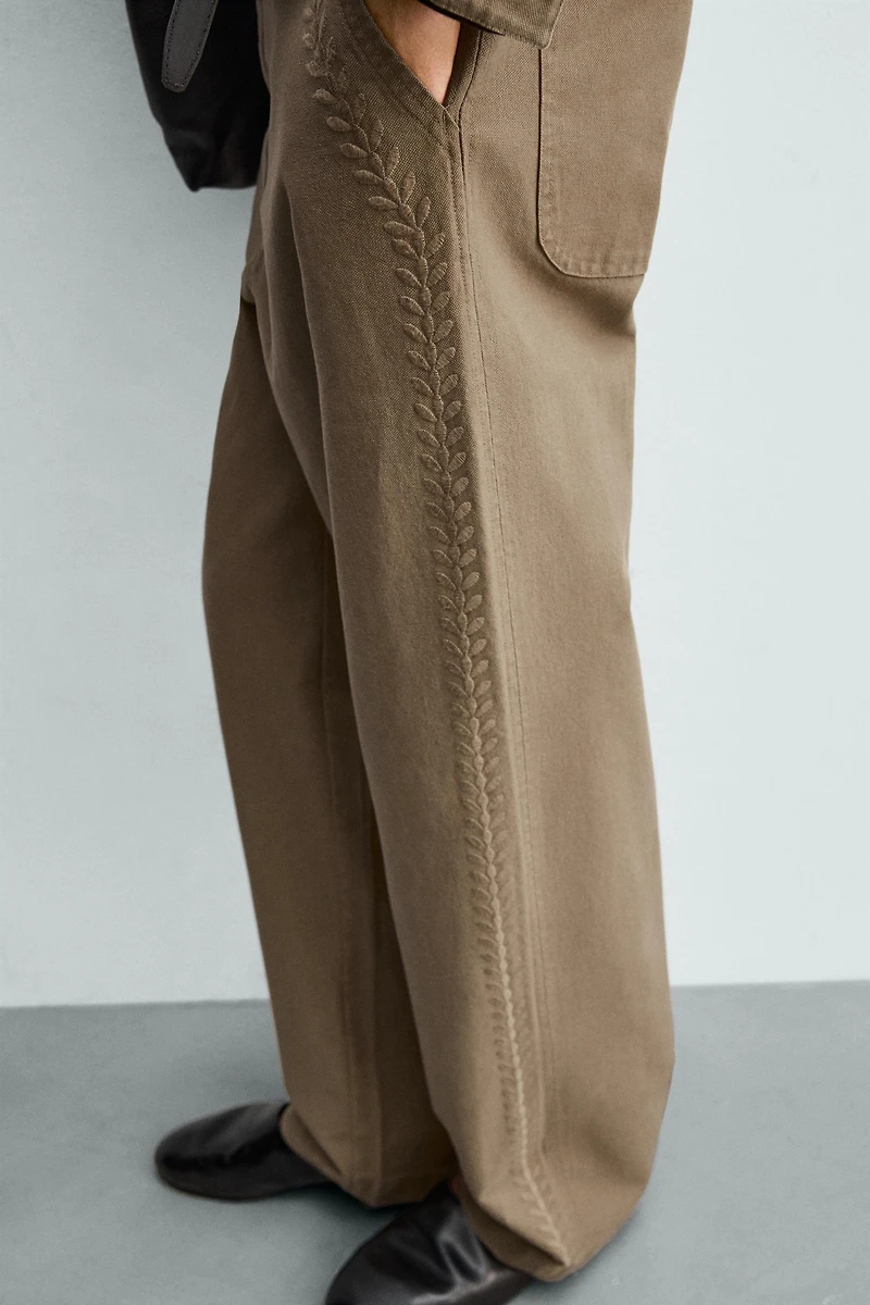 PANTALON STRAIGHT FIT BRODÉ