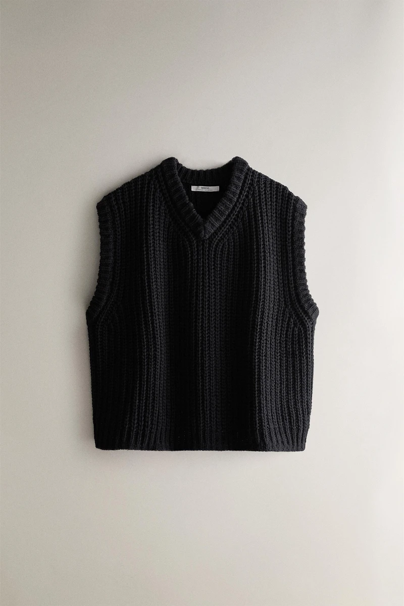 KNIT VEST