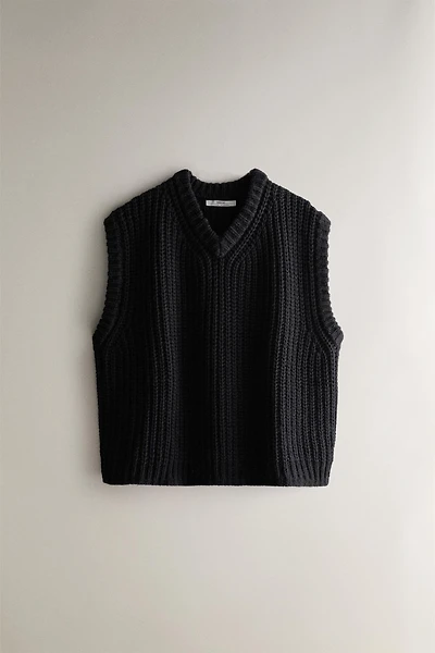 KNIT VEST
